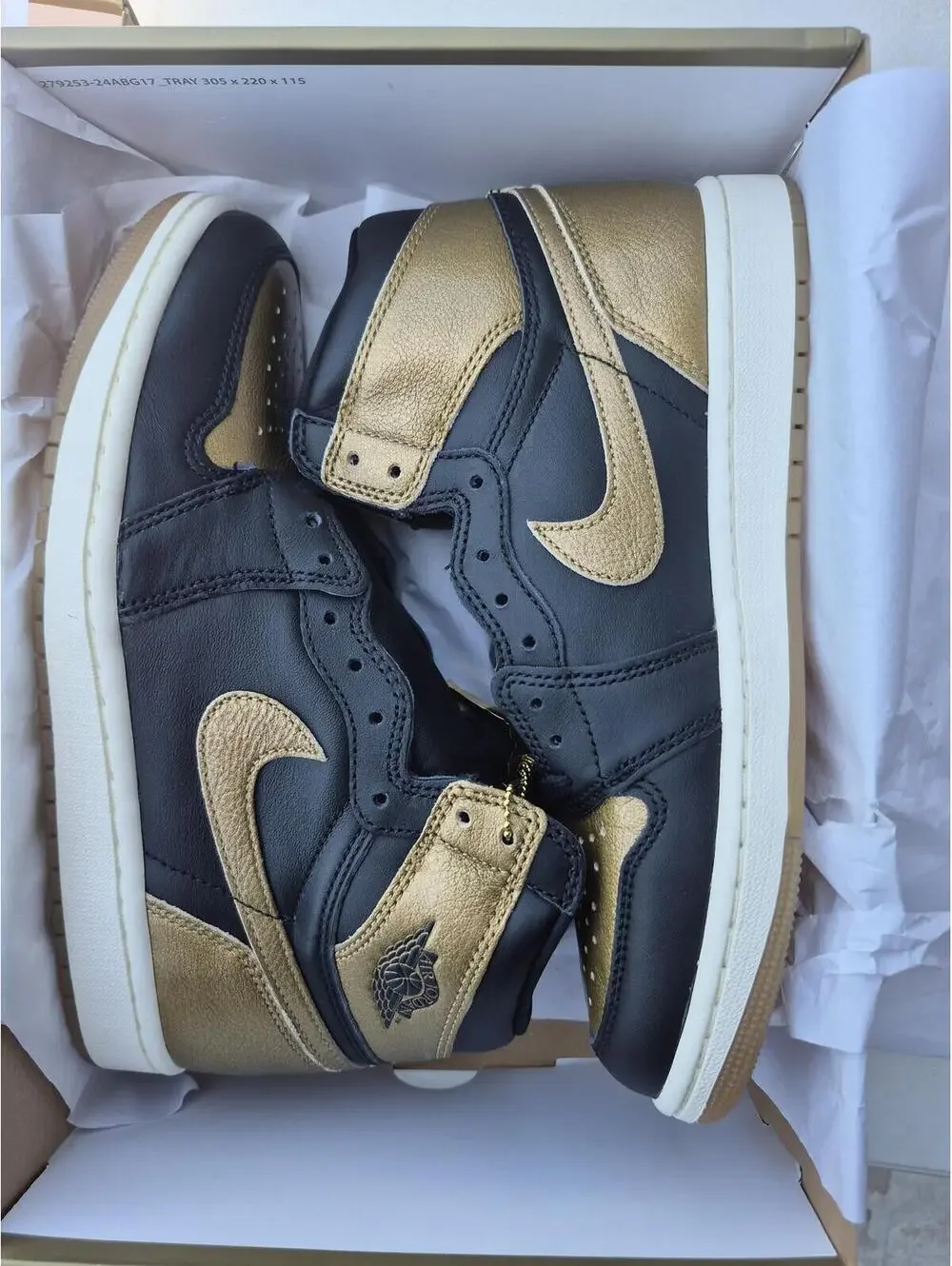 Air Jordan 1 Retro High OG Black and Metallic Gold Sz 8 Mens